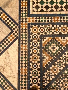 Mozaik seramik seramik seramik seramik kaplamaları renkli patten geometrik şekiller detaylı simetri güzel geleneksel desenler duvarların zeminleri Marakeş Fas 'taki tarihi binaların tavanları