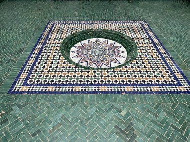Mozaik seramik seramik seramik seramik kaplamaları renkli patten geometrik şekiller detaylı simetri güzel geleneksel desenler duvarların zeminleri Marakeş Fas 'taki tarihi binaların tavanları