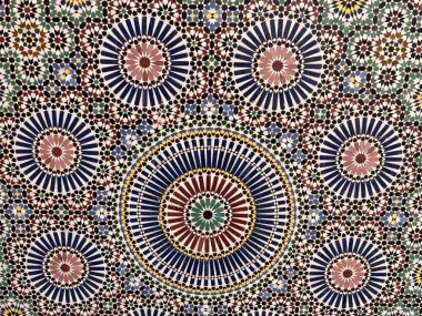 Mozaik seramik seramik seramik seramik kaplamaları renkli patten geometrik şekiller detaylı simetri güzel geleneksel desenler duvarların zeminleri Marakeş Fas 'taki tarihi binaların tavanları