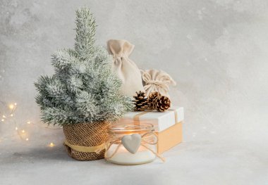 Noel veya Yeni Yıl kompozisyonu. Noel ağacı, Noel oyuncakları, mum, çelenk, hediye paketi. Metin için yer.