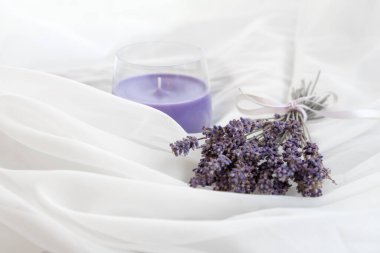 Beyaz kasede lavanta çiçeği ve mor mumlar. seçici odak.
