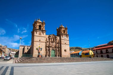 Boyalı duvar resmiyle Puno 'nun ana meydanı.