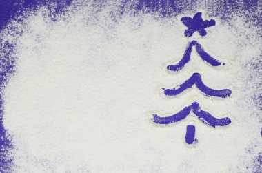 Beyaz arka planda mor renkte Noel ağacı. Kış unu arka planı. 2022 Yılının Rengi Kadife Menekşe.
