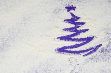 Beyaz arka planda mor renkte Noel ağacı. Kış unu arka planı. 2022 Yılının Rengi Kadife Menekşe.
