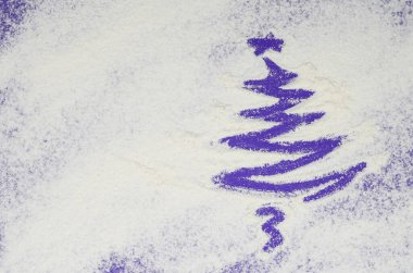 Beyaz arka planda mor renkte Noel ağacı. Kış unu arka planı. 2022 Yılının Rengi Kadife Menekşe.