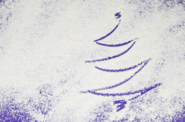 Beyaz arka planda mor renkte Noel ağacı. Kış unu arka planı. 2022 Yılının Rengi Kadife Menekşe.