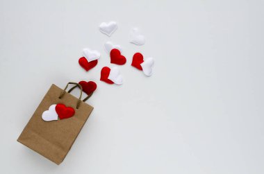 Alışveriş torbası, kırmızı ve beyaz kalplerle dolu kağıt torba ve fotokopi alanı olan beyaz arka plan. Sevgililer Günü konsepti, alışveriş, indirim, hediyeler, Kara Cuma.