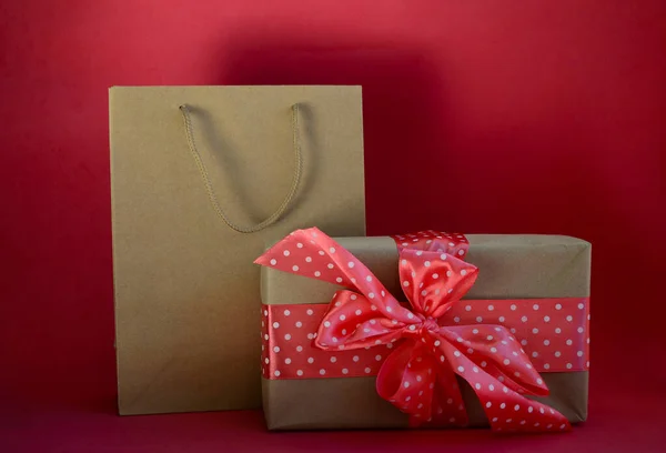 Gift Box Red Bow Craft Shopping Bag Red Background Copy — 图库照片