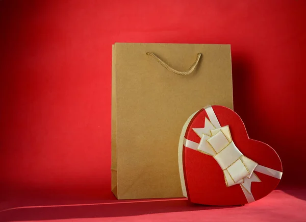 礼品盒 带有蝴蝶结和手工购物袋 红色背景 有复制空间 情人节礼物 3月8日 母亲节 — 图库照片
