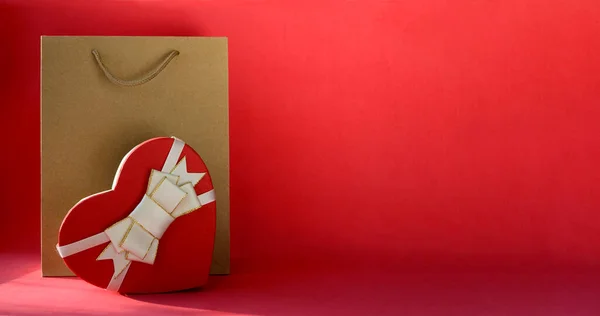 礼品盒 带有蝴蝶结和手工购物袋 红色背景 有复制空间 情人节礼物 3月8日 母亲节 — 图库照片