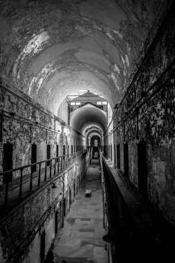 Philadelphia, ABD 'deki Doğu Eyalet Hapishanesi' nde koridor.