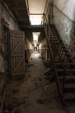 Philadelphia, ABD 'deki Doğu Eyalet Hapishanesi' nde terk edilmiş koridor.