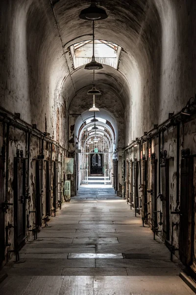 Коридор Камерами Старой Заброшенной Тюрьме Восточного Штата Сша — стоковое фото