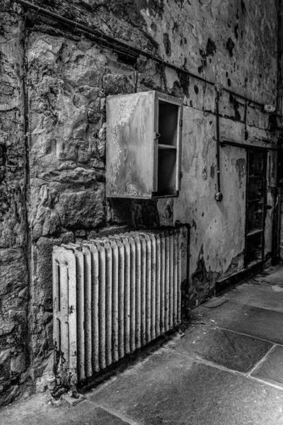 Старый Ржавый Радиатор Маленький Шкафчик Старом Здании Ист Стэйт Пенитантиари — стоковое фото