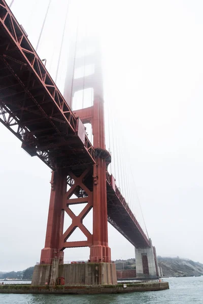 美国旧金山有雾天著名的金门大桥 — 图库照片