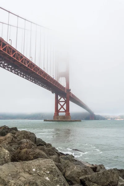 位于美国旧金山波恩堡雾中的金门大桥 — 图库照片