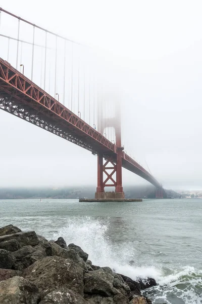 米国サンフランシスコのポイン砦から霧の中の風景ゴールデンゲートブリッジ — ストック写真