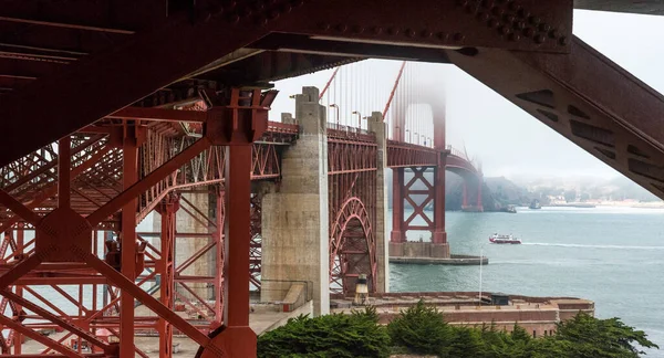 美国旧金山金门大桥下面的建筑景观 — 图库照片
