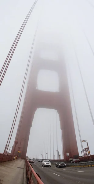 Onder Een Gigantische Pilaar Van Golden Gate Bridge San Francisco — Stockfoto