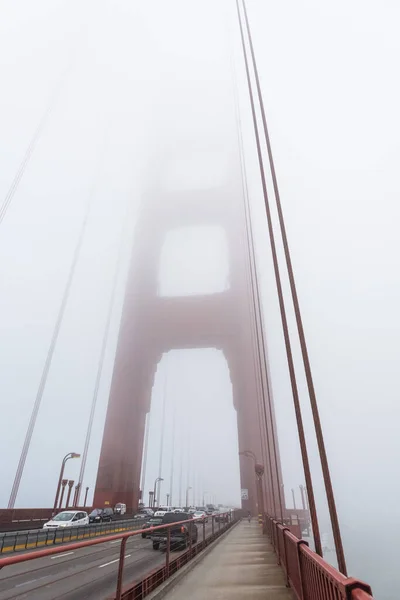 Під Величезним Стовпом Моста Золоті Ворота Сан Франциско Сша — стокове фото