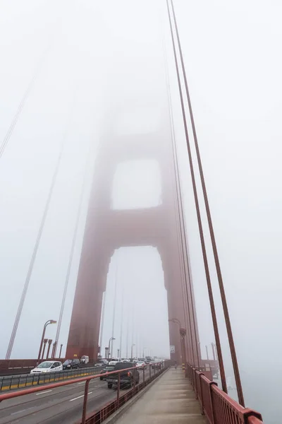 Onder Een Gigantische Pilaar Van Golden Gate Bridge San Francisco — Stockfoto