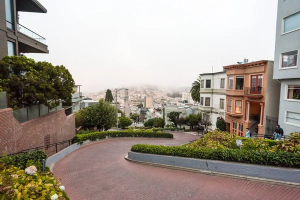 Famosa Crookedest Lombard Street Durante Nevoeiro São Francisco Eua — Fotografia de Stock