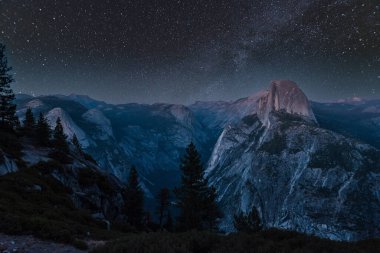 Yosemite NP, ABD 'deki ünlü Half Dome Dağı' nın üzerindeki manzara gecesi gökyüzü.