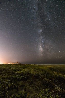 Yıldızlı gece ve Samanyolu Büyük Sur 'un üzerinde, ABD Batı Yakası