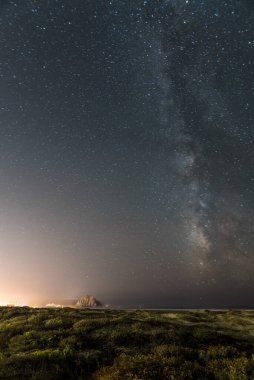 Yıldızlı gece ve Samanyolu Büyük Sur 'un üzerinde, ABD Batı Yakası
