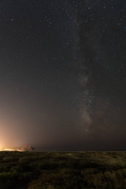 Yıldızlı gece ve Samanyolu Büyük Sur 'un üzerinde, ABD Batı Yakası
