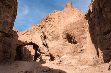 Amerika 'daki Ölüm Vadisi' nde doğal köprü kanyonu yolunda yürüyüş.