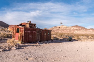 Hayalet kasabada eski bir tren vagonu Rhyolite, Ölüm Vadisi, ABD