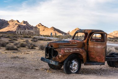 Terk edilmiş araba enkazı. Hayalet kasaba Rhyolite, Ölüm Vadisi, ABD 'de.