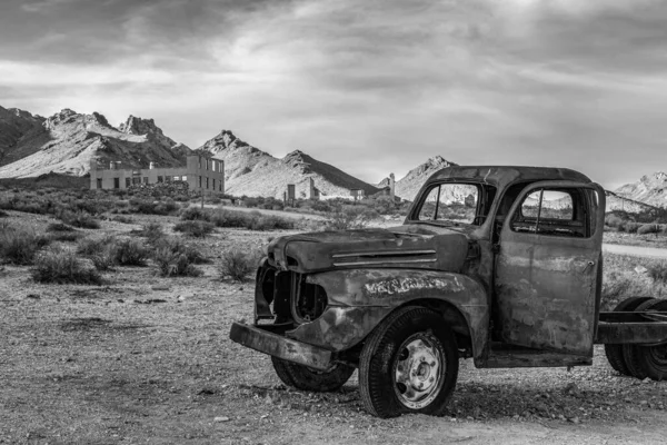 Destruição Carros Abandonada Cidade Fantasma Rhyolite Vale Morte Eua — Fotografia de Stock