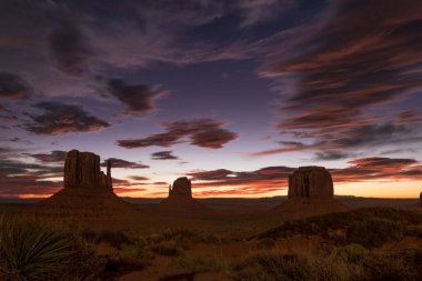 Arizona, ABD 'deki Anıt Vadisi üzerinde muhteşem bir gün doğumu.