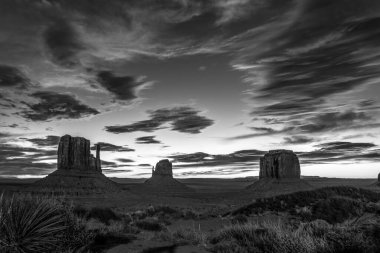 Arizona, ABD 'deki Anıt Vadisi üzerinde muhteşem bir gün doğumu.