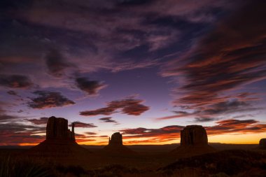 Arizona, ABD 'deki Anıt Vadisi üzerinde muhteşem bir gün doğumu.