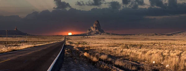 Sceniczny Zachód Słońca Przy Prostej Drodze Przez Navajo Nation Arizonie — Zdjęcie stockowe