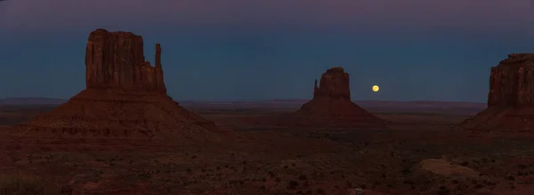 Fullmåne Över Den Berömda Monument Valley Arizona Usa — Stockfoto