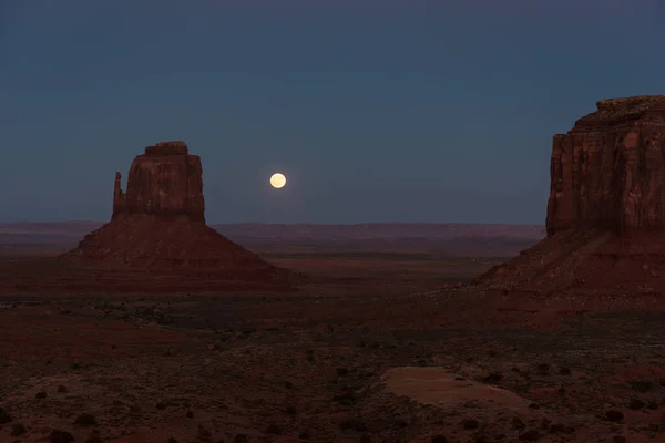 Fullmåne Över Den Berömda Monument Valley Arizona Usa — Stockfoto