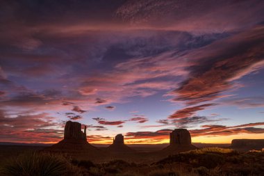 Arizona, ABD 'deki Anıt Vadisi üzerinde muhteşem bir gün doğumu.