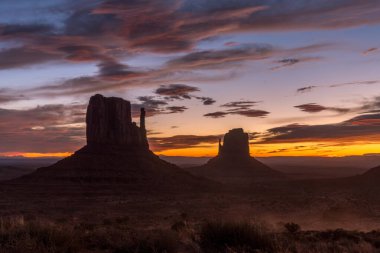Arizona, ABD 'deki Anıt Vadisi üzerinde muhteşem bir gün doğumu.