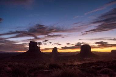 Arizona, ABD 'deki Anıt Vadisi üzerinde muhteşem bir gün doğumu.