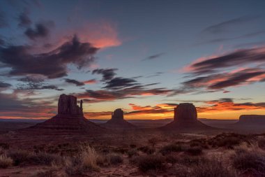 Arizona, ABD 'deki Anıt Vadisi üzerinde muhteşem bir gün doğumu.