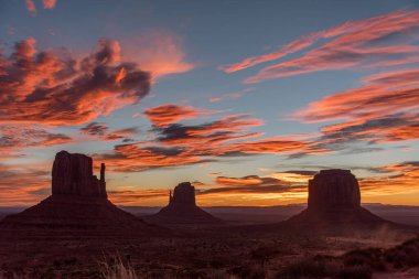 Arizona, ABD 'deki Anıt Vadisi üzerinde muhteşem bir gün doğumu.