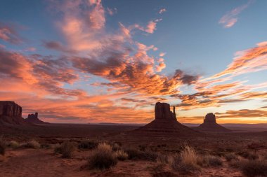Arizona, ABD 'deki Anıt Vadisi üzerinde muhteşem bir gün doğumu.