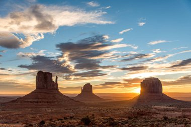 Arizona, ABD 'deki Anıt Vadisi üzerinde muhteşem bir gün doğumu.