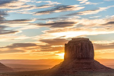 Arizona, ABD 'deki Anıt Vadisi üzerinde muhteşem bir gün doğumu.
