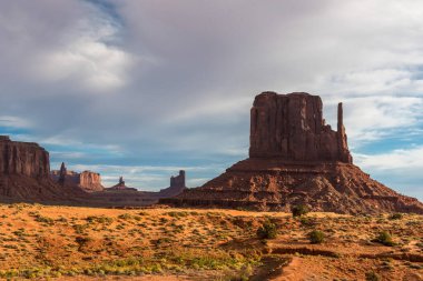 Utah, ABD 'deki Anıt Vadisi' nde Iconic West Mitten Butte