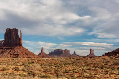 Utah, ABD 'deki Anıt Vadisi' nde Iconic West Mitten Butte